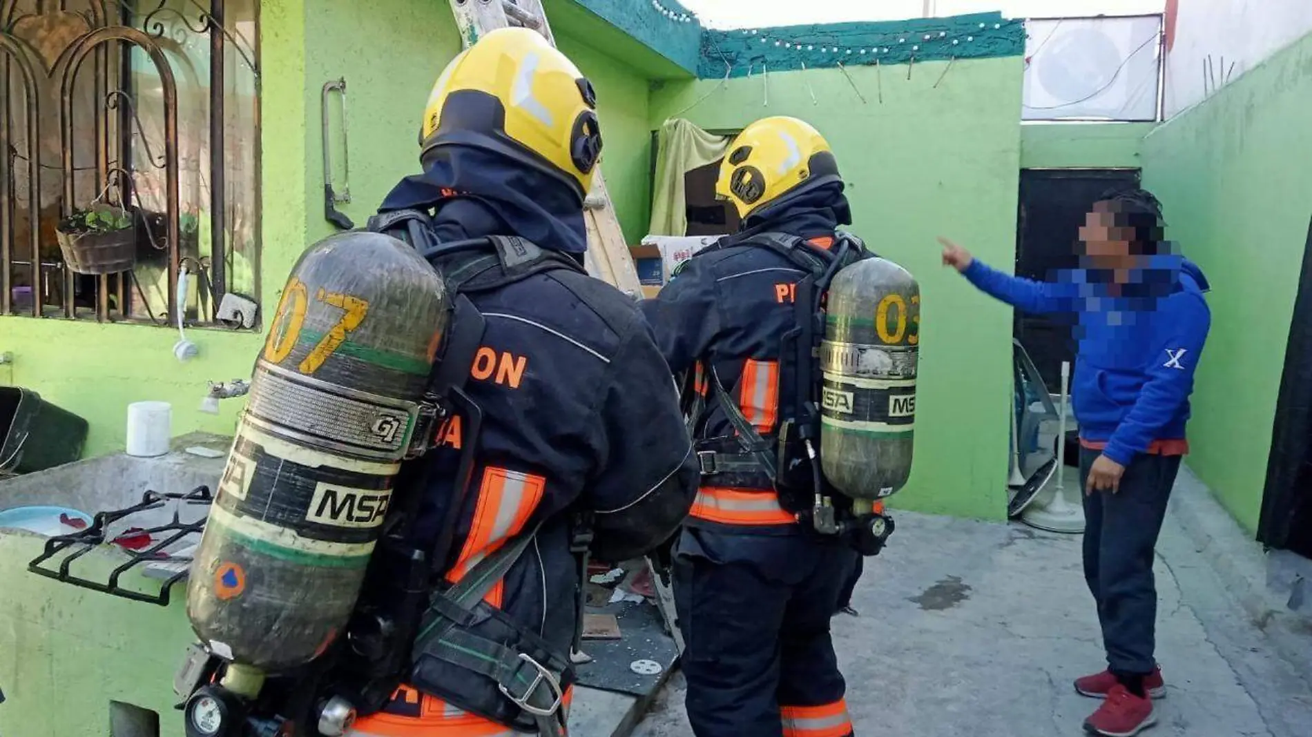 Explosión en vivienda deja severos daños materiales